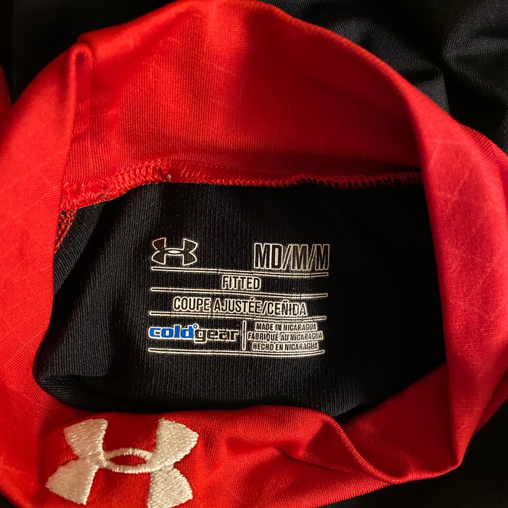 Men’s Medium Under Armor cold gear long sleeve fitted shirt.